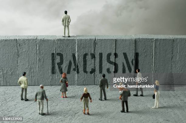 壁2 - racism ストックフォトと画像