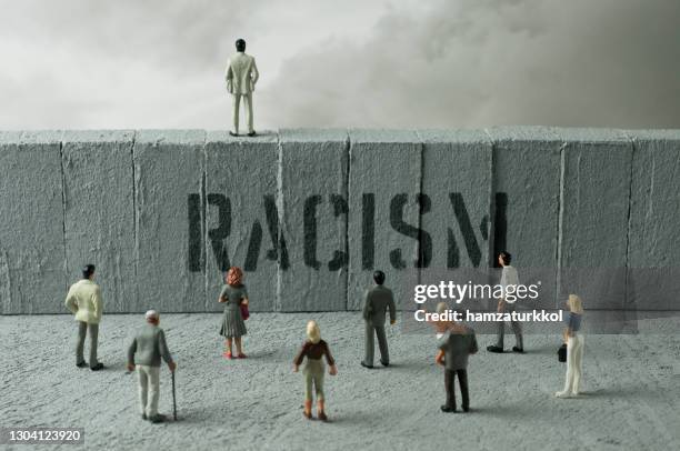 wall 2 - racismo imagens e fotografias de stock