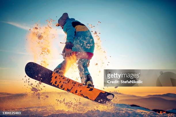 sentirsi forti nella neve - winter sport foto e immagini stock