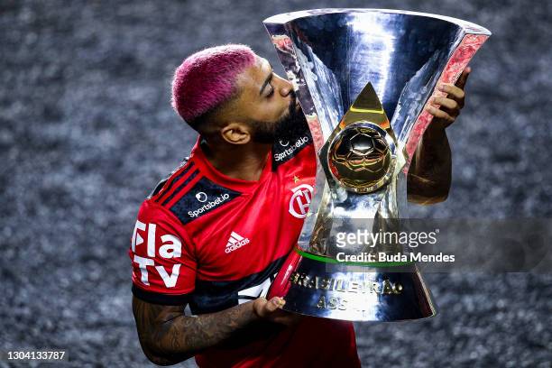 Gabriel Barbosa of Flamengo kisseswith the champions trophy after a match between Sao Paulo and Flamengo as part of 2020 Brasileirao Series A at...