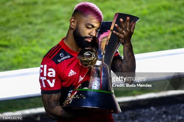 Gabriel Barbosa of Flamengo poses with the champions trophy after a match between Sao Paulo and Flamengo as part of 2020 Brasileirao Series A at...