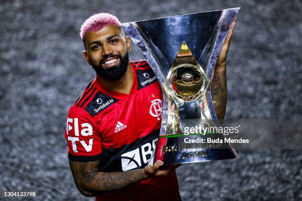 Gabriel Barbosa of Flamengo poses with the champions trophy after a match between Sao Paulo and Flamengo as part of 2020 Brasileirao Series A at...