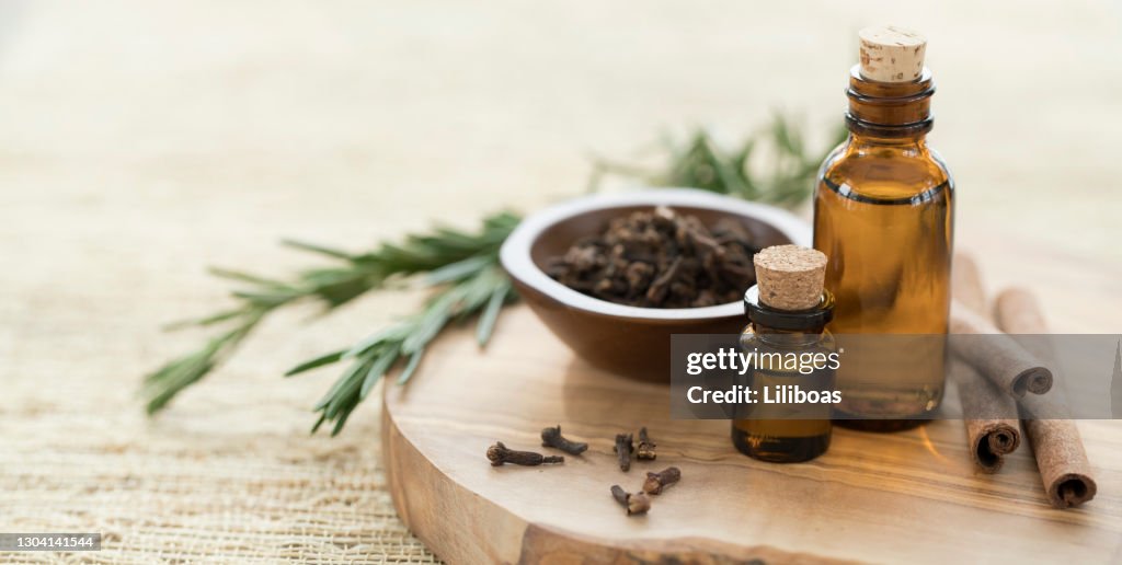 Aceites esenciales con romero, clavo de olor y canela.