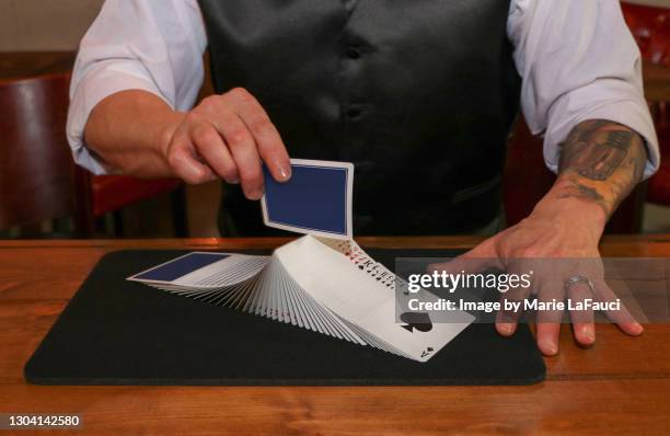 close-up of a magician displaying playing cards - goochelshow stockfoto's en -beelden