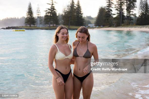 sister photoshoot - queensland beaches stock pictures, royalty-free photos & images