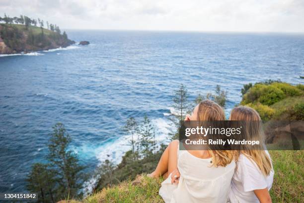 sister photoshoot - norfolk island stock-fotos und bilder