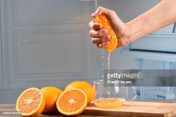 hand squeezed orange juice - cut lemon stockfoto's en -beelden