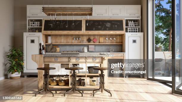 retro stijlkeuken met witte kabinetten, houten eiland van de keuken, krukjes, keukengerei en installatietomaten. - shabby chic stockfoto's en -beelden