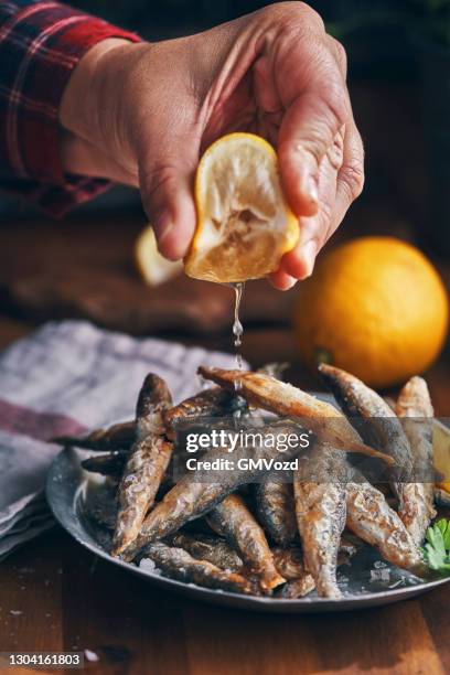 crispy smelt fish with fresh lemon - cook battered fish stock pictures, royalty-free photos & images