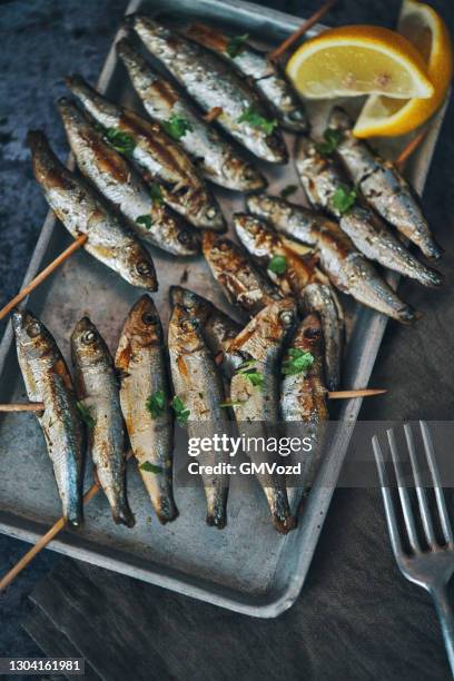 crispy smelt fish with fresh lemon - cook battered fish stock pictures, royalty-free photos & images