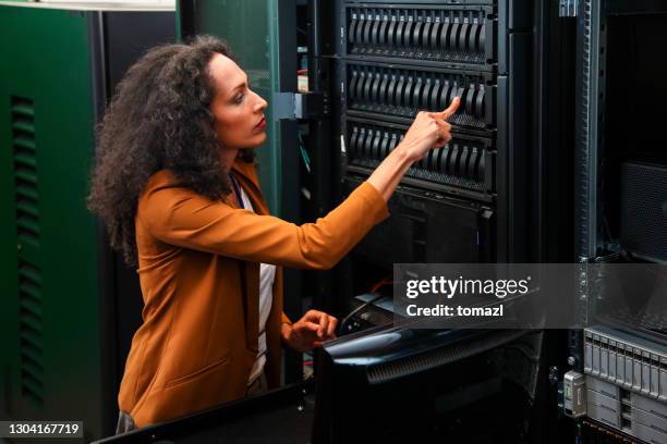 station wijzigen in serverinstallatie in groot datacenter - computer backup stockfoto's en -beelden