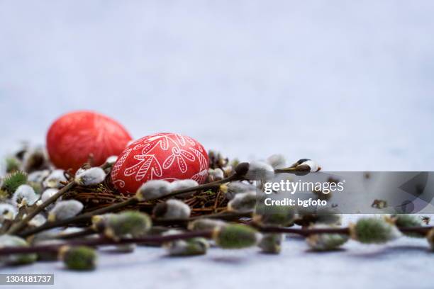ostereier im nest - red easter eggs stock-fotos und bilder