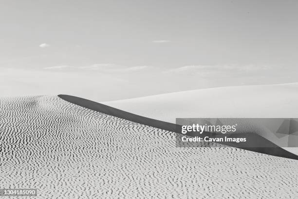 wave of sand in light and shadow in black and white, white sands np. - beach black and white stock pictures, royalty-free photos & images