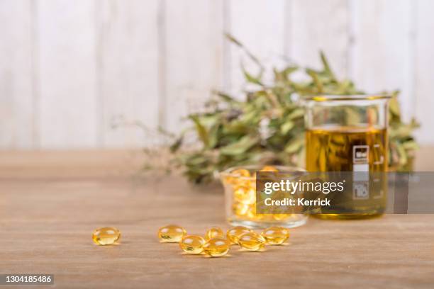 nahrungsergänzungsmittel kapseln mit öl - omega 3, vitamin a oder e - fischöl stock-fotos und bilder