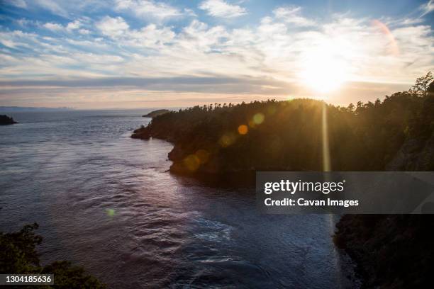 fast water moves around deception pass state park in washington state. - whidbey island photos et images de collection