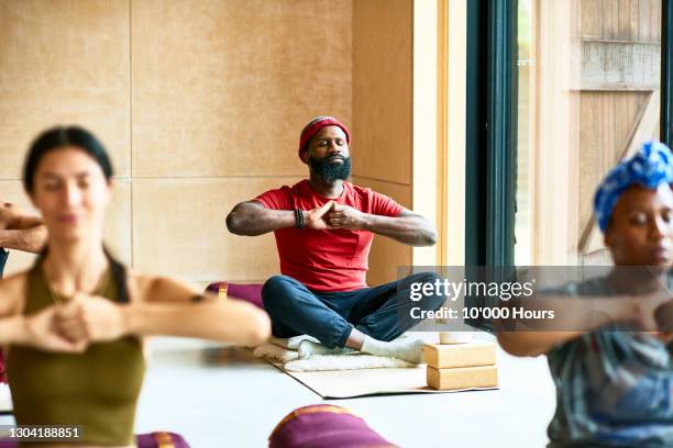 man in yoga pose with hands clasped - een dag uit het leven serie stockfoto's en -beelden