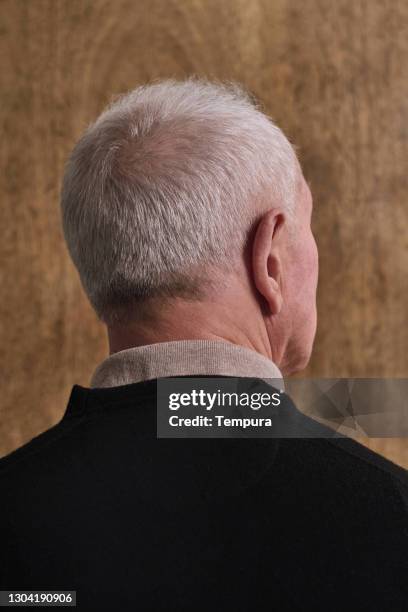 het achteraanzicht van een oudere man. - back of head stockfoto's en -beelden