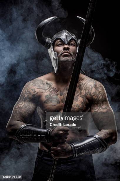 米諾陶爾字符幻想黑人男性拿著劍 - animal macho 個照片及圖片檔