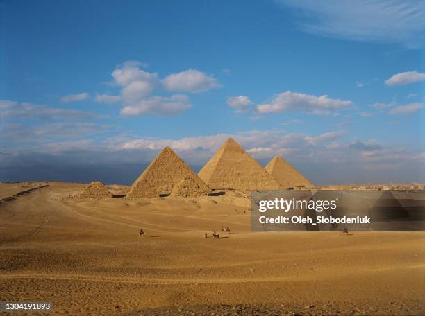 scenic view of giza pyramids at sunset - pyramid giza stock pictures, royalty-free photos & images