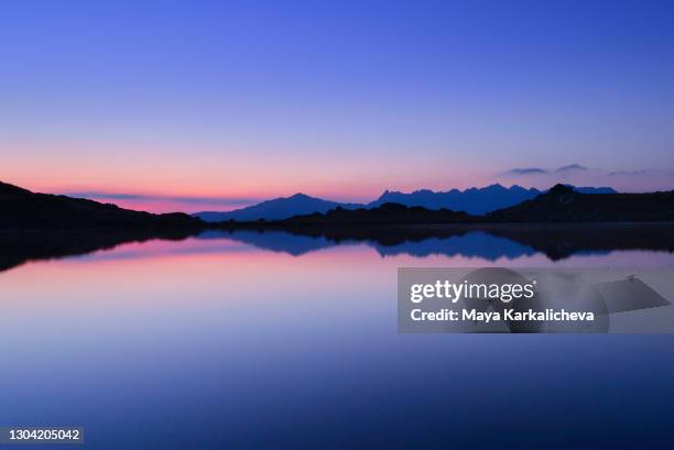 twilight at a mountain lake - horizon over land - fotografias e filmes do acervo