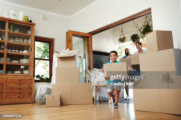 trascorrere del tempo con la famiglia vale ogni secondo - casa in esposizione foto e immagini stock