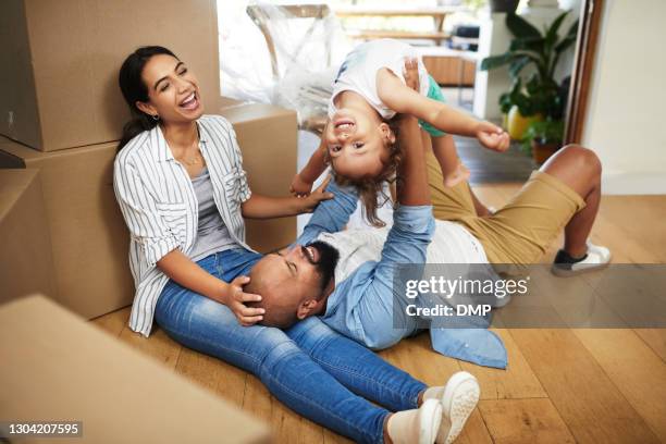 aufstieg durch heben anderer - box lifting technique stock-fotos und bilder