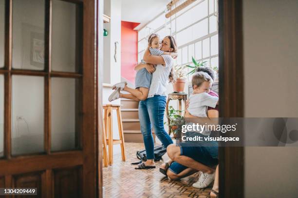 tempo in famiglia a casa - famiglia a casa foto e immagini stock