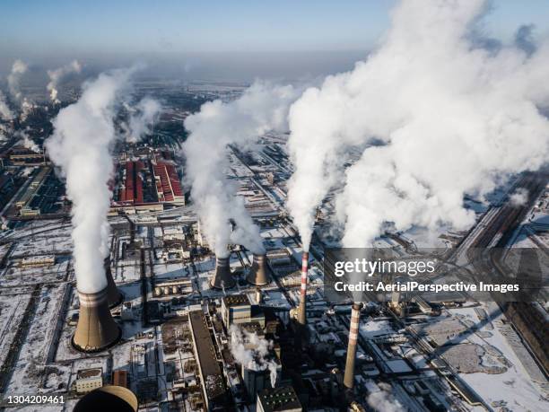 drone point view of coal fired power station - matière-combustible photos et images de collection