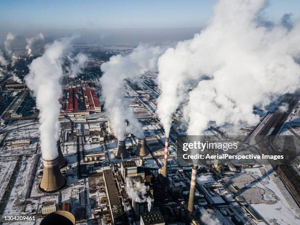 drone point view of coal fired power station - carvão - fotografias e filmes do acervo