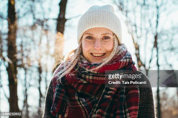 beautiful young russian woman enjoying a winter day at the park - women winter snow stock-fotos und bilder