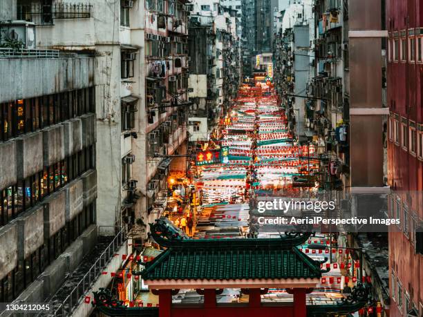 high angle view of temple street night market at night - kowloon stock-fotos und bilder