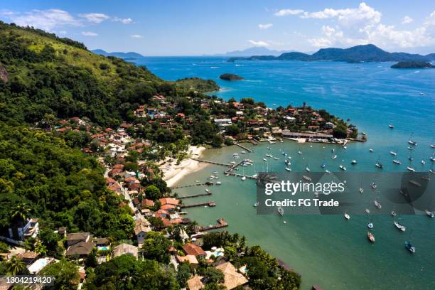 vista en ángulo alto del puerto de angra do reis en río de janeiro - angra dos reis fotografías e imágenes de stock
