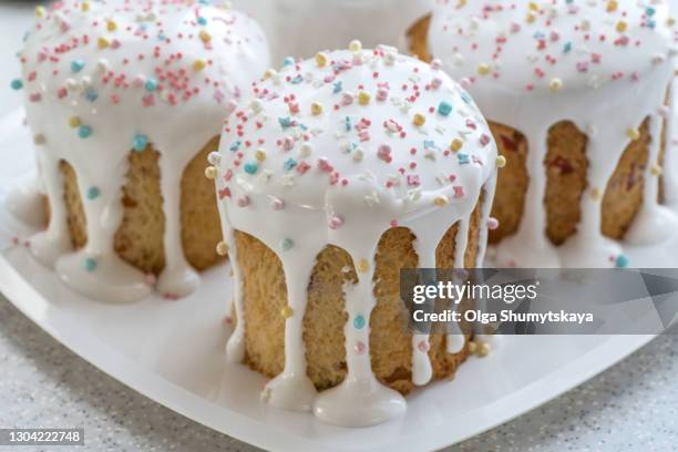 three creamy holiday easter cupcakes with white icing - easter cake 個照片及圖片檔