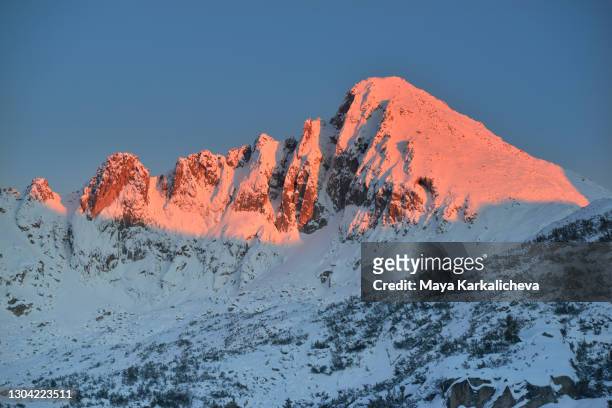 alpenglow on beautiful steep snowcapped peak - pirin mountains stock pictures, royalty-free photos & images