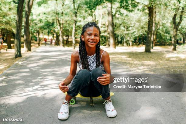 beautiful dark-skinned teenager girl in the park. - dunkle hautfarbe stock-fotos und bilder