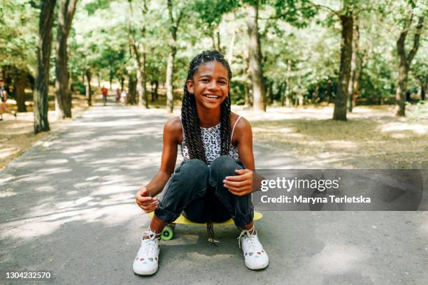 beautiful dark-skinned teenager girl in the park. - 12 13 jahre mädchen stock-fotos und bilder