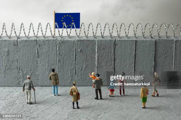 border 4 - migration people stock pictures, royalty-free photos & images