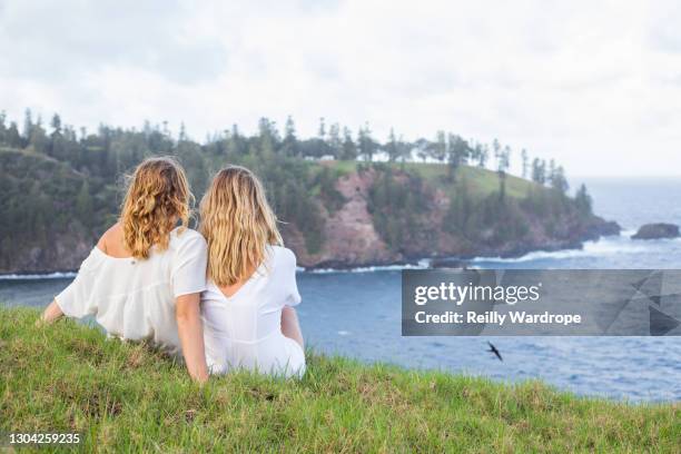 sister photoshoot - norfolk island stock-fotos und bilder