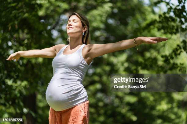 zwangere vrouw die verse lucht inademt - fresh air breathing stockfoto's en -beelden