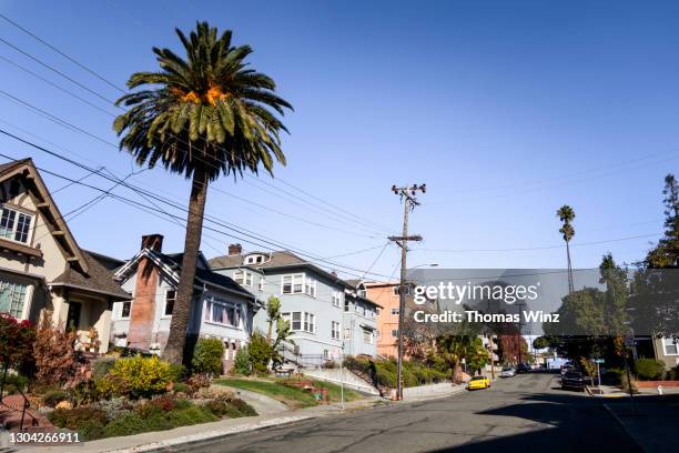 street and buildings in a residential neighborhood - 奧克蘭 加州 個照片及圖片檔