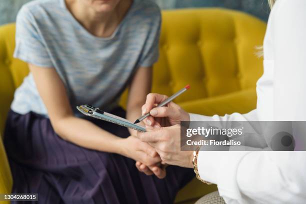 woman writting to patient girl. - geduld stockfoto's en -beelden