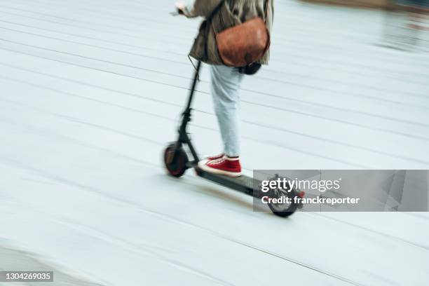 blurred motion of a push scooter - trotinete imagens e fotografias de stock