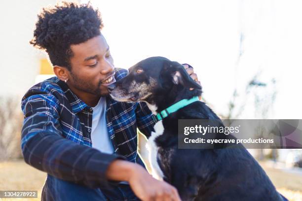 afrikaanse amerikaanse generatie z mannetje dat tijd met zijn reeks van de foto van de hond van het huisdier doorbrengt - pet leash stockfoto's en -beelden