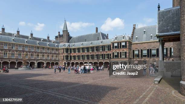 binnenhof courtyard, dutch political centre in the hague - courtyard stock pictures, royalty-free photos & images