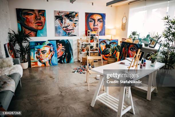 studio van succesvolle kunstenaar - kunstatelier stockfoto's en -beelden