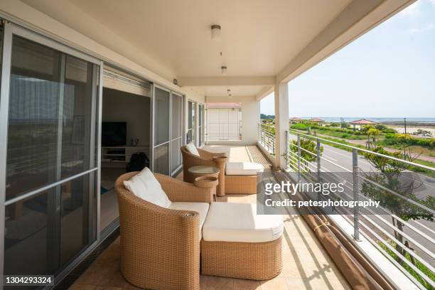 un nuevo balcón moderno de la casa de playa - beach house balcony fotografías e imágenes de stock