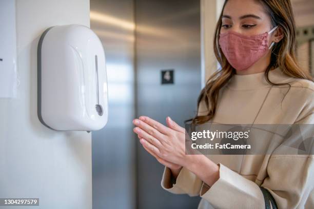 regelmäßige sanitierung, um sicher zu bleiben foto - hand sanitizer stock-fotos und bilder