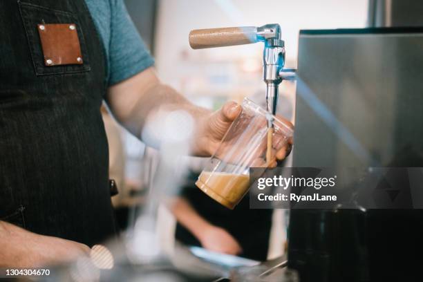 kafé barista häller nitro cold brew från kran - beer taps bildbanksfoton och bilder