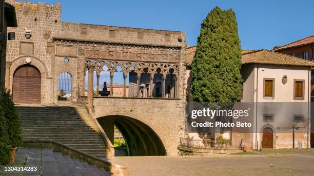 a porta principal e a loggia do palácio dos papas no centro de viterbo - província de viterbo - fotografias e filmes do acervo