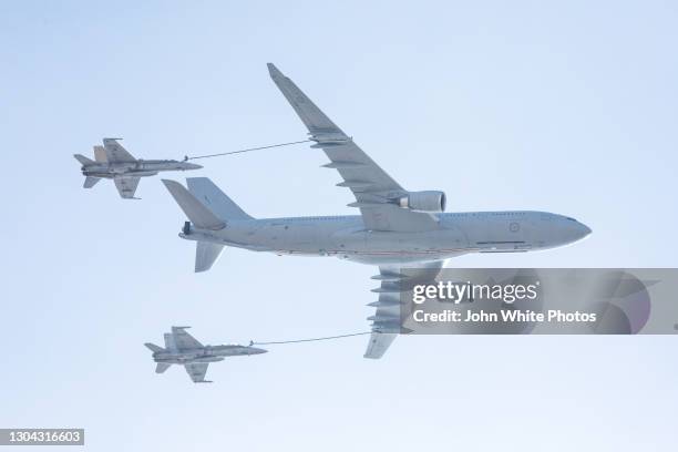 two fighter jets refuelling midair. - aerial refueling stock-fotos und bilder